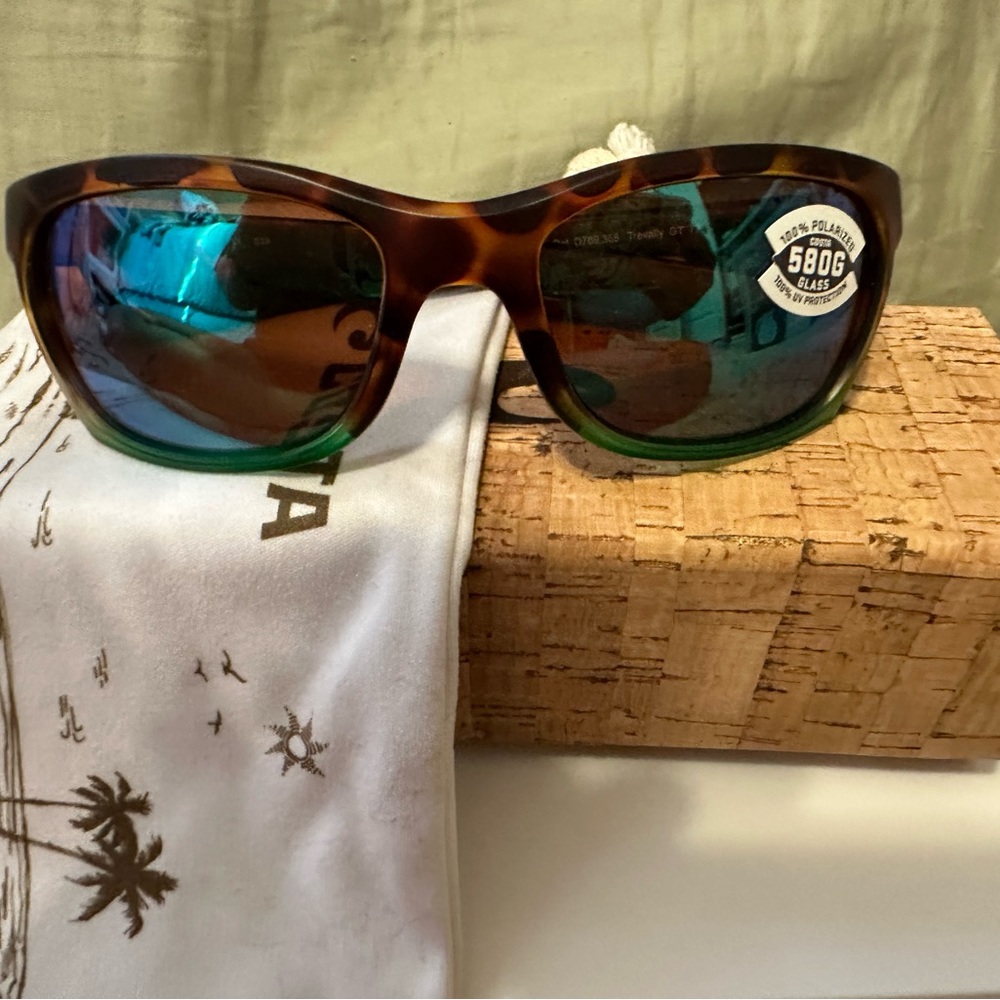Costa Trevally Sunglasses. Brown polarized lenses with green mirror